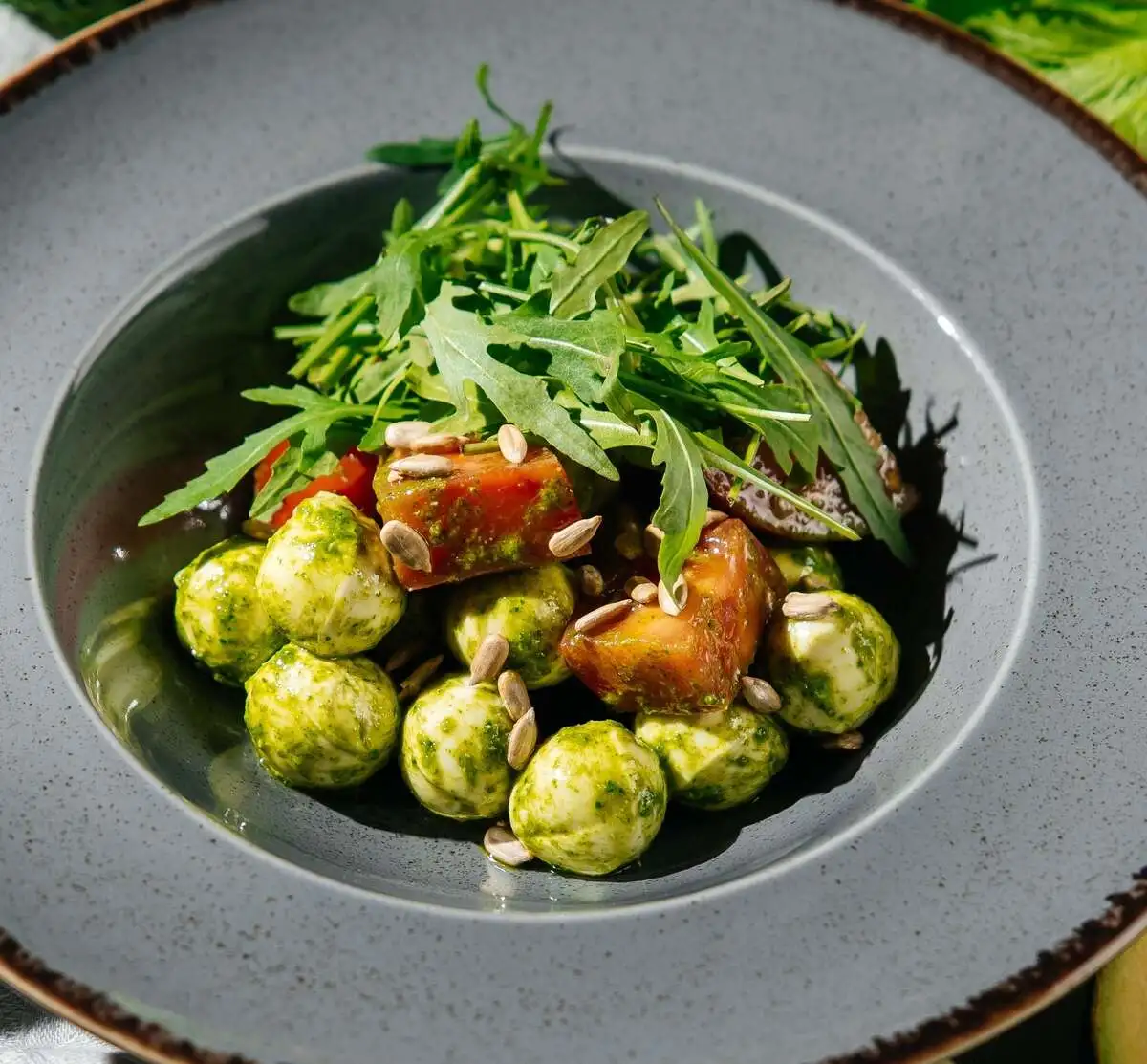 Салат с томатами и сыром моцарелла под соусом песто ПП