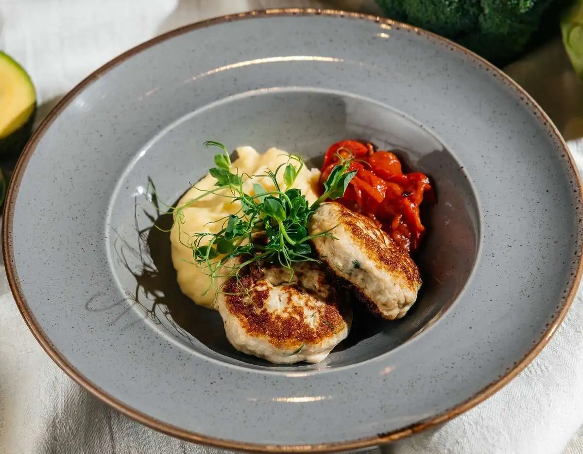 Котлетки из индейки с домашним лечо и картофельным пюре 