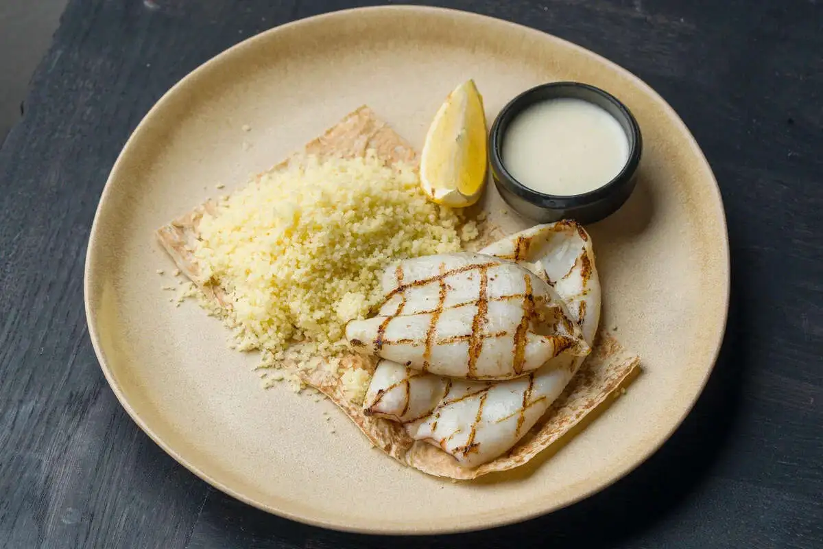 Кальмар-гриль, кускус, соус берблан,лимон