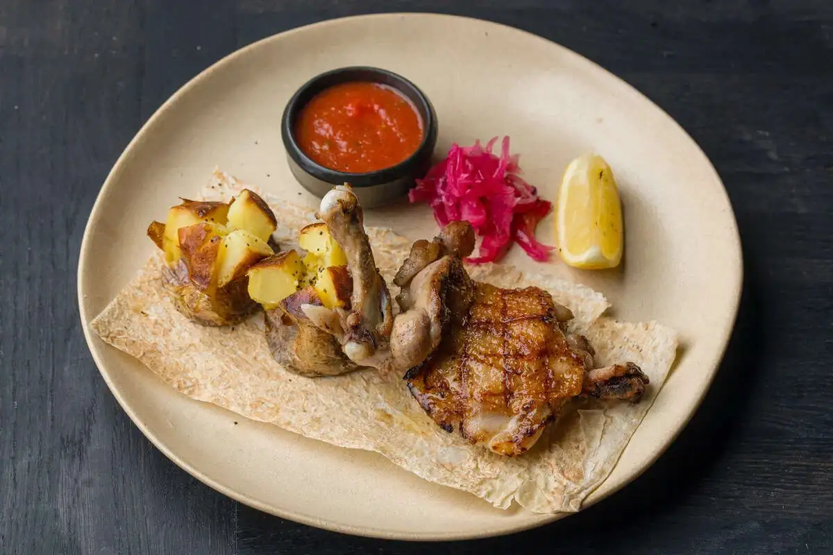 Куриное бедро (асадор), картофель-гриль, аджика, лимон 