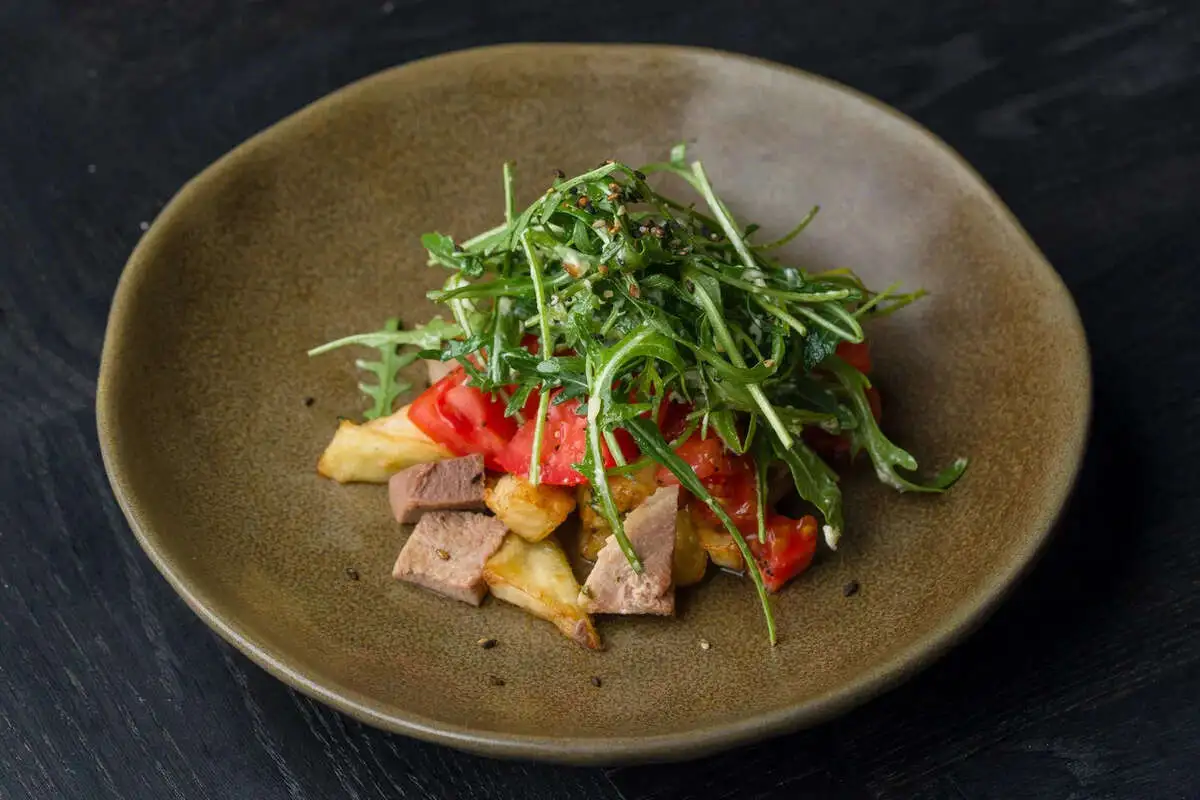 Говяжий язык, запеченный баклажан, помидоры, имбирный айоли 