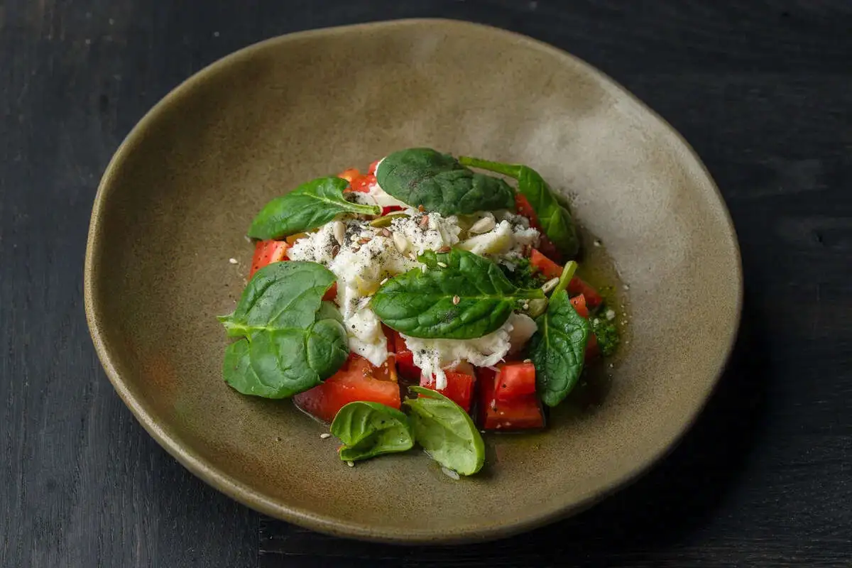 Помидоры,моцарелла,ореховый соус 