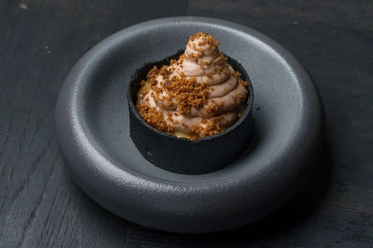 Песочная тарталетка, сметанный крем, банан,крамбл 