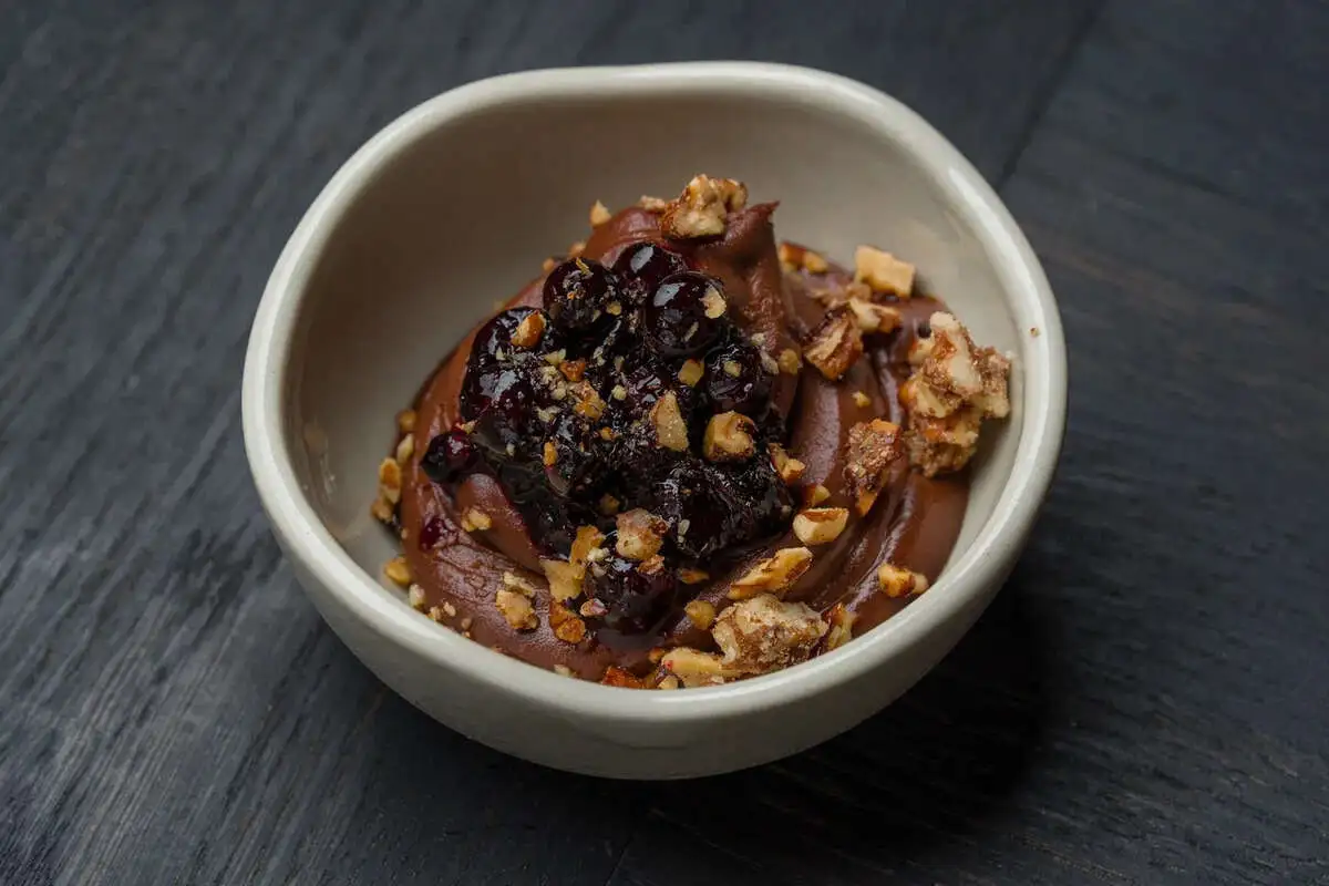 Шоколадный крем,черная смородина,орехи 