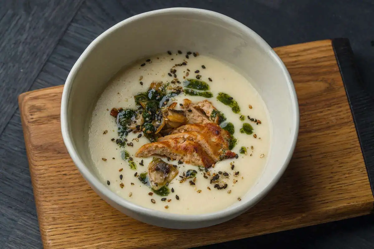 Крем-суп из чечевицы с кебабом из цыпленка 