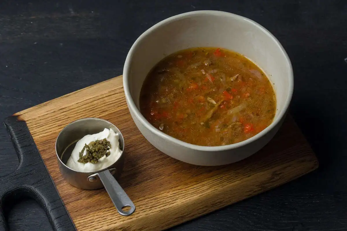 Солянка по грузински со сметаной, зеленой аджикой 