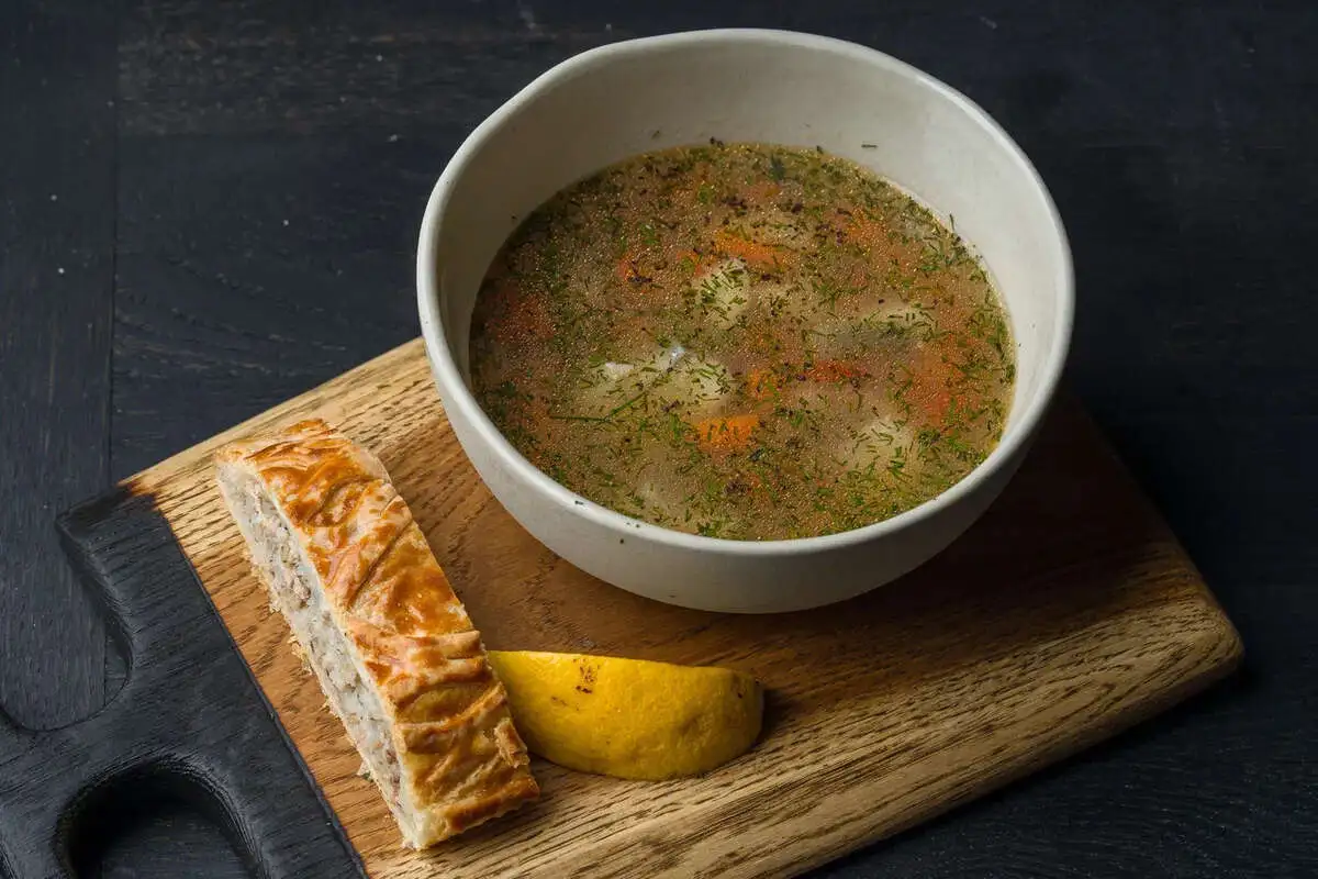 Уха из судака с рыбным пирогом 