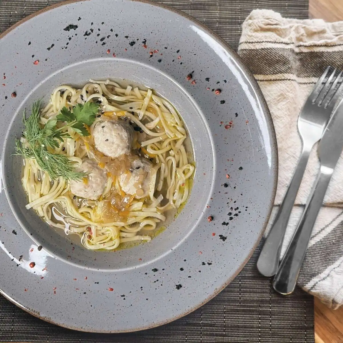 Суп с лапшой и  фрикадельками 