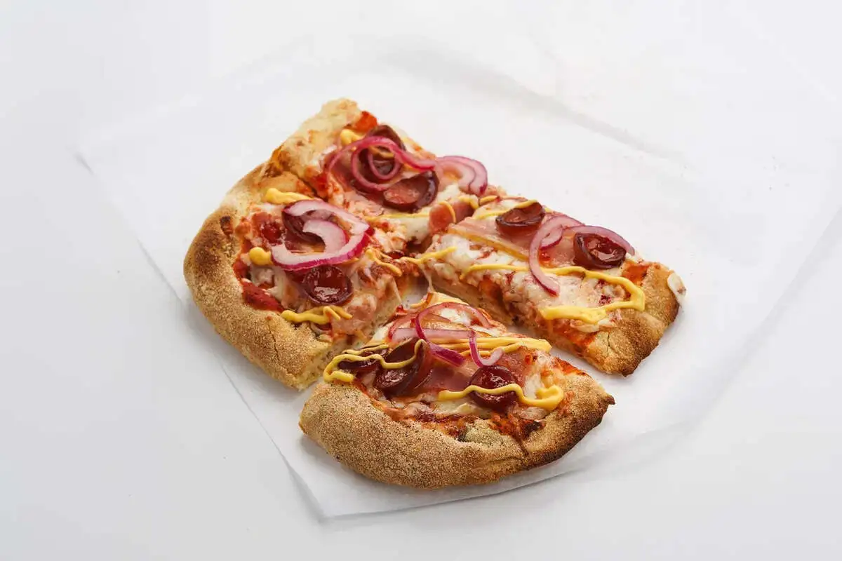 PIZZA c колбасками и беконом 1/2