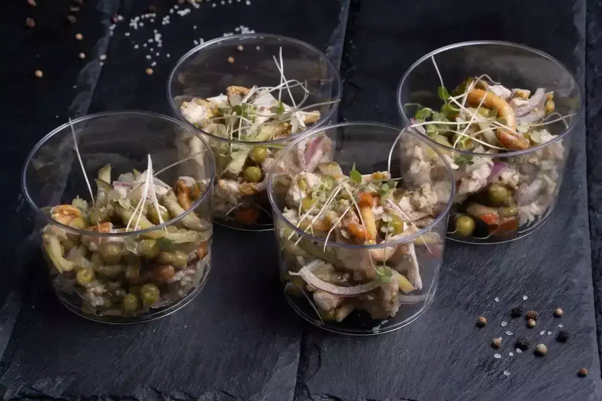 Мини-салат с куриной грудкой, опятами и бочковыми огурчиками 4 шт.