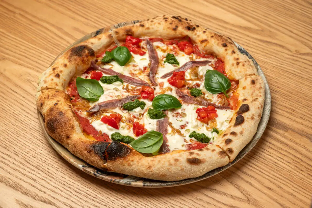 Пицца с анчоусами, печеным перцем и страчателлой