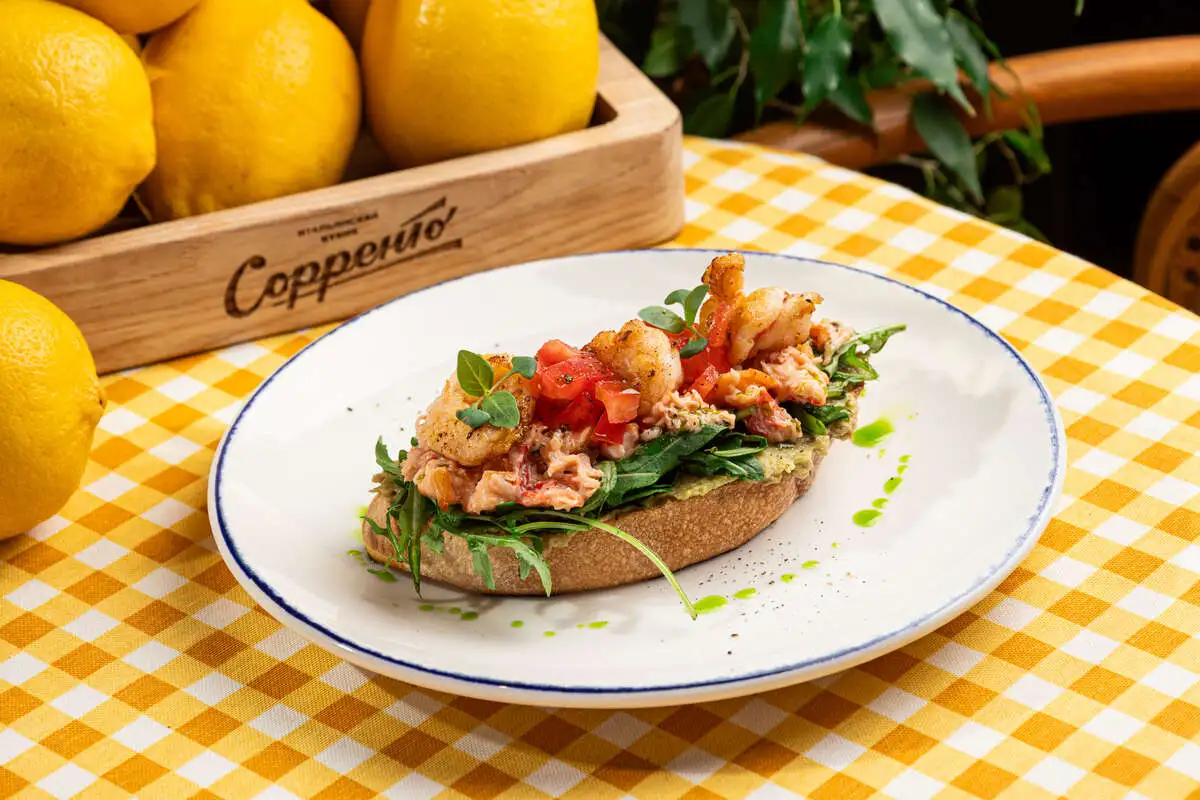 Брускетта с Камчатским крабом и креветками