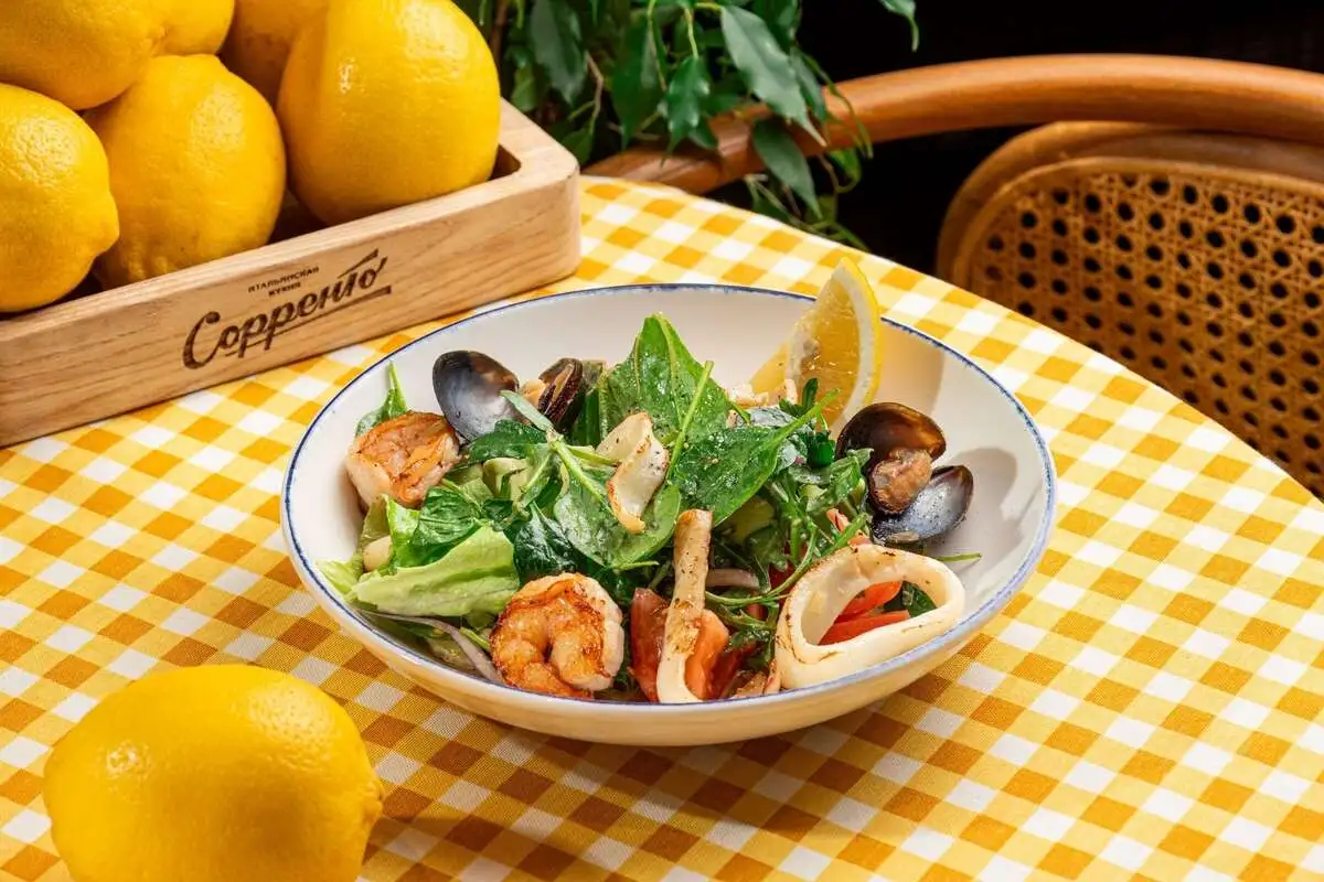 С морепродуктами, миксом салата и авокадо