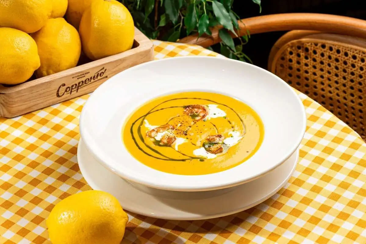 Тыквенный крем-суп с креветками и Страчателлой