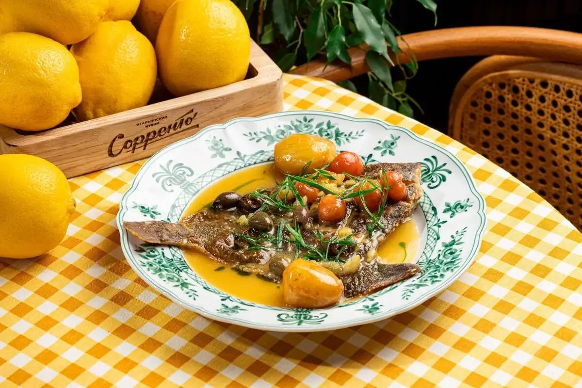 Камбала с лимонным соусом и оливками
