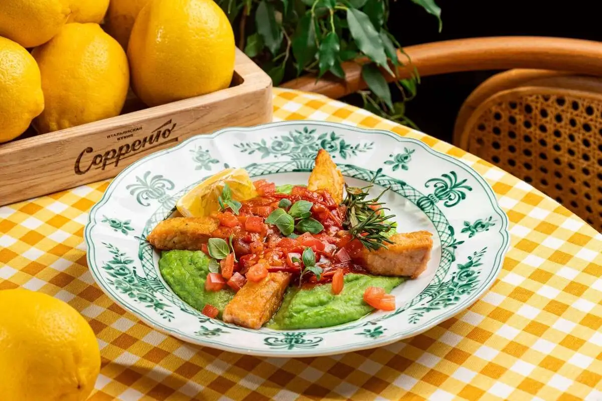 Форель в соусе Ливорнезе с пюре со шпинатом