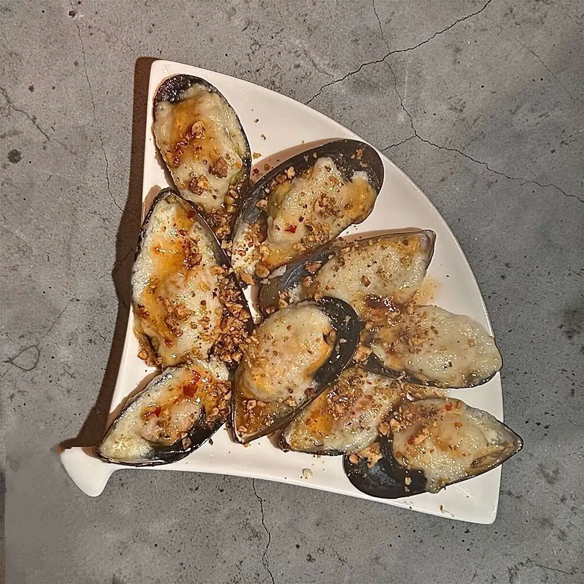 Запеченные мидии в соусе