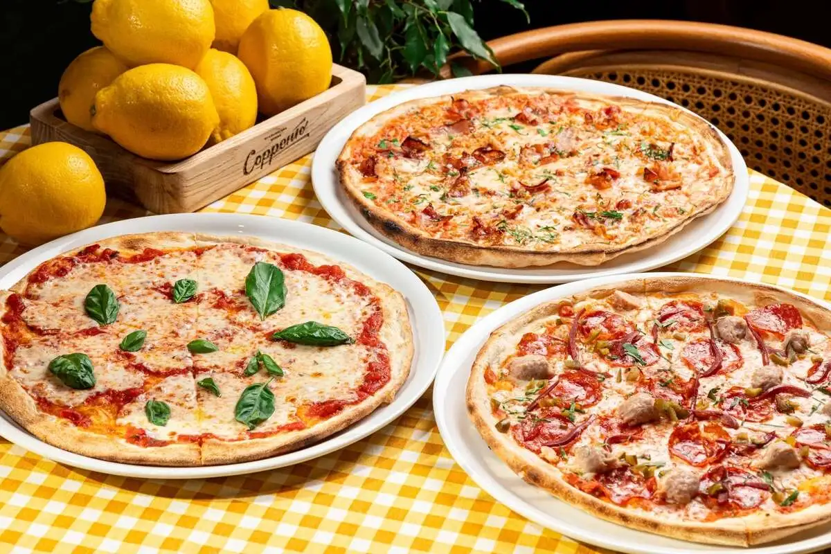 Маргарита / Диаболо с халапеньо / Карбонара с беконом и луковыми чипсами