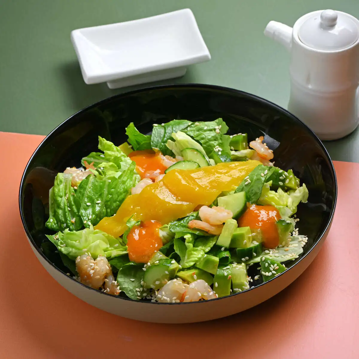 Тайский салат с креветками и манго