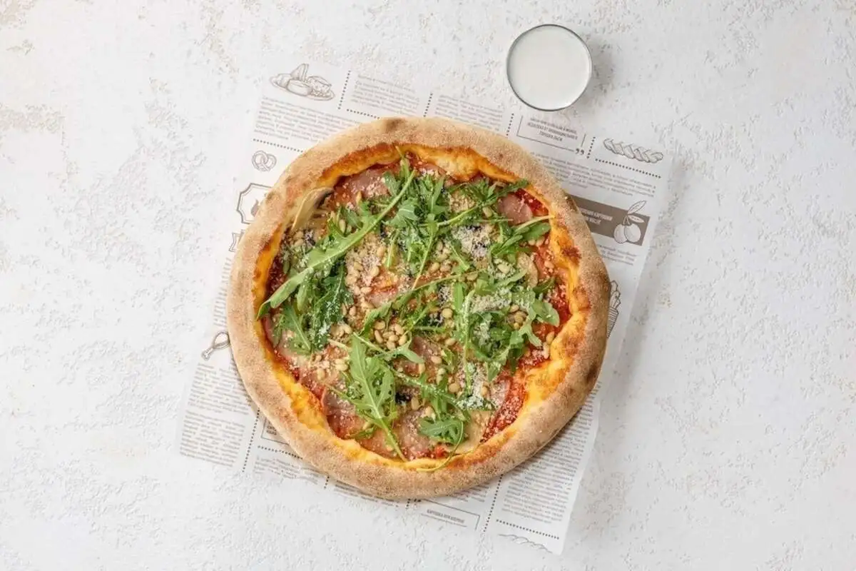 Пицца с ветчиной и грибами