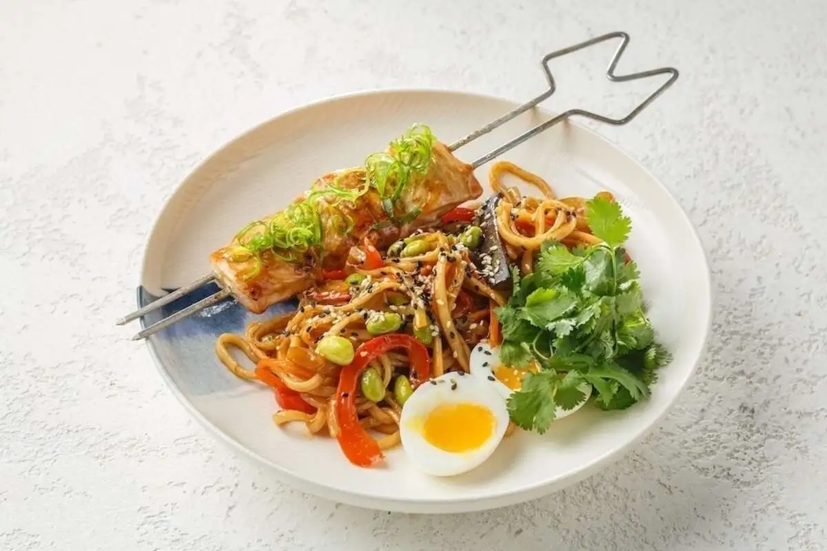 Паста по-азиатски с курицей и овощами