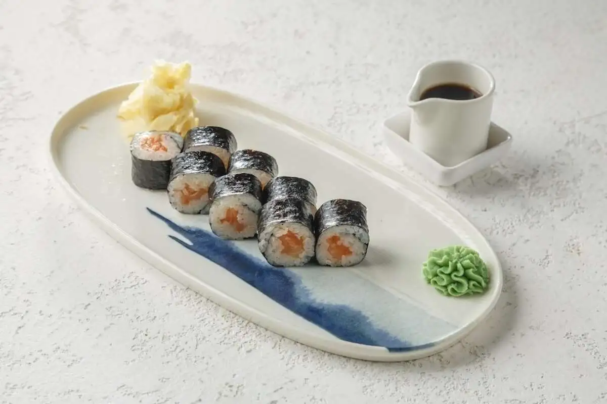 Ролл с лососем