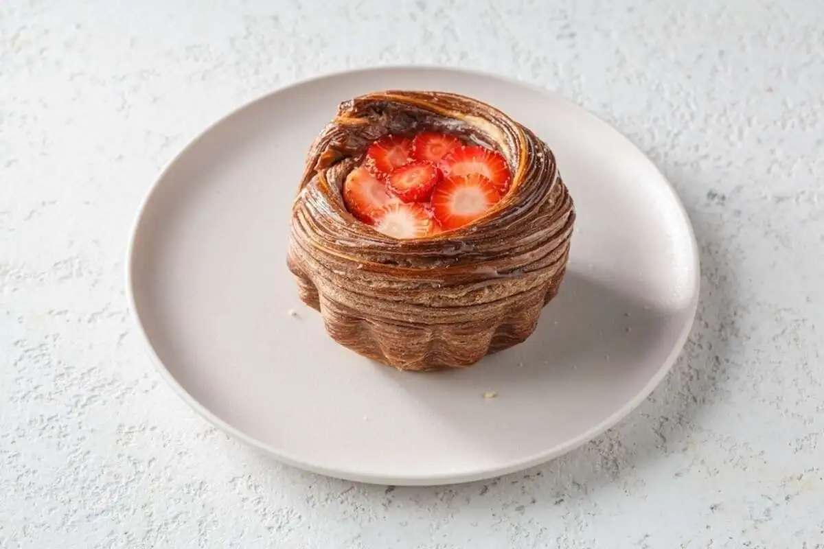 Слоенный флан с клубникой