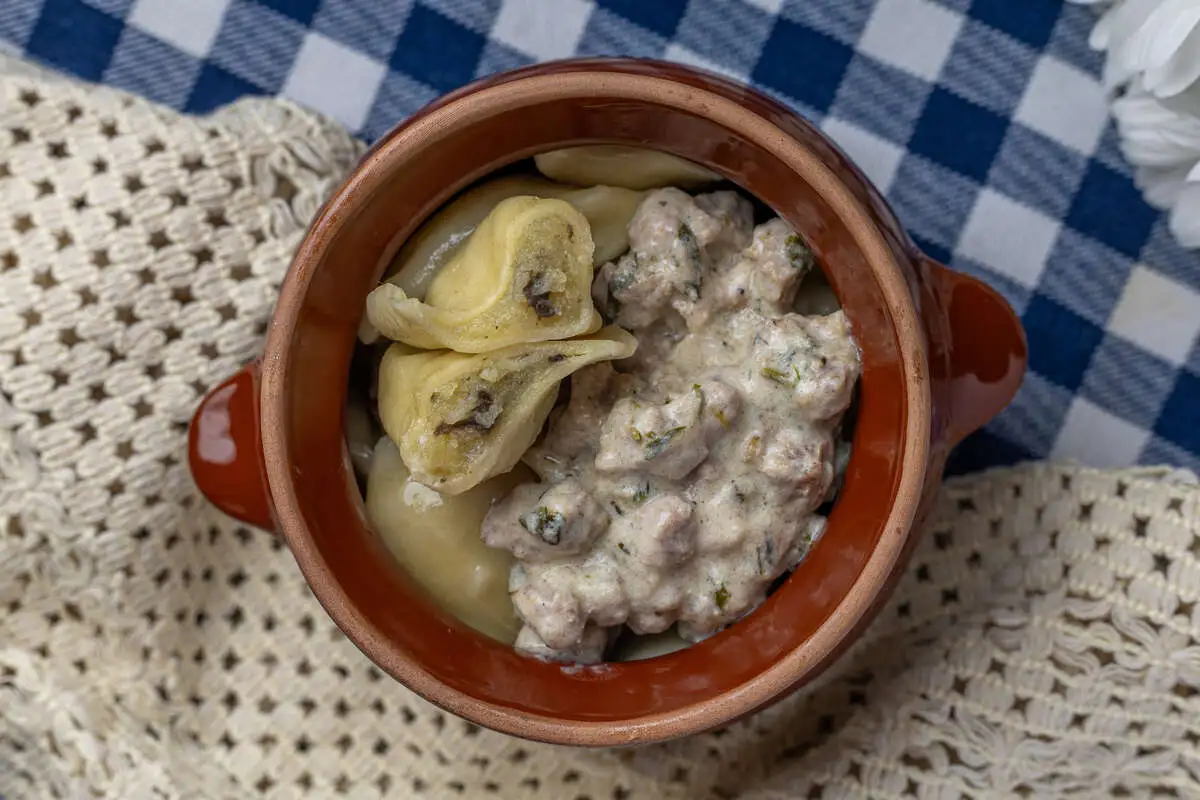 Вареники с картофелем, грибами и мясной поджаркой