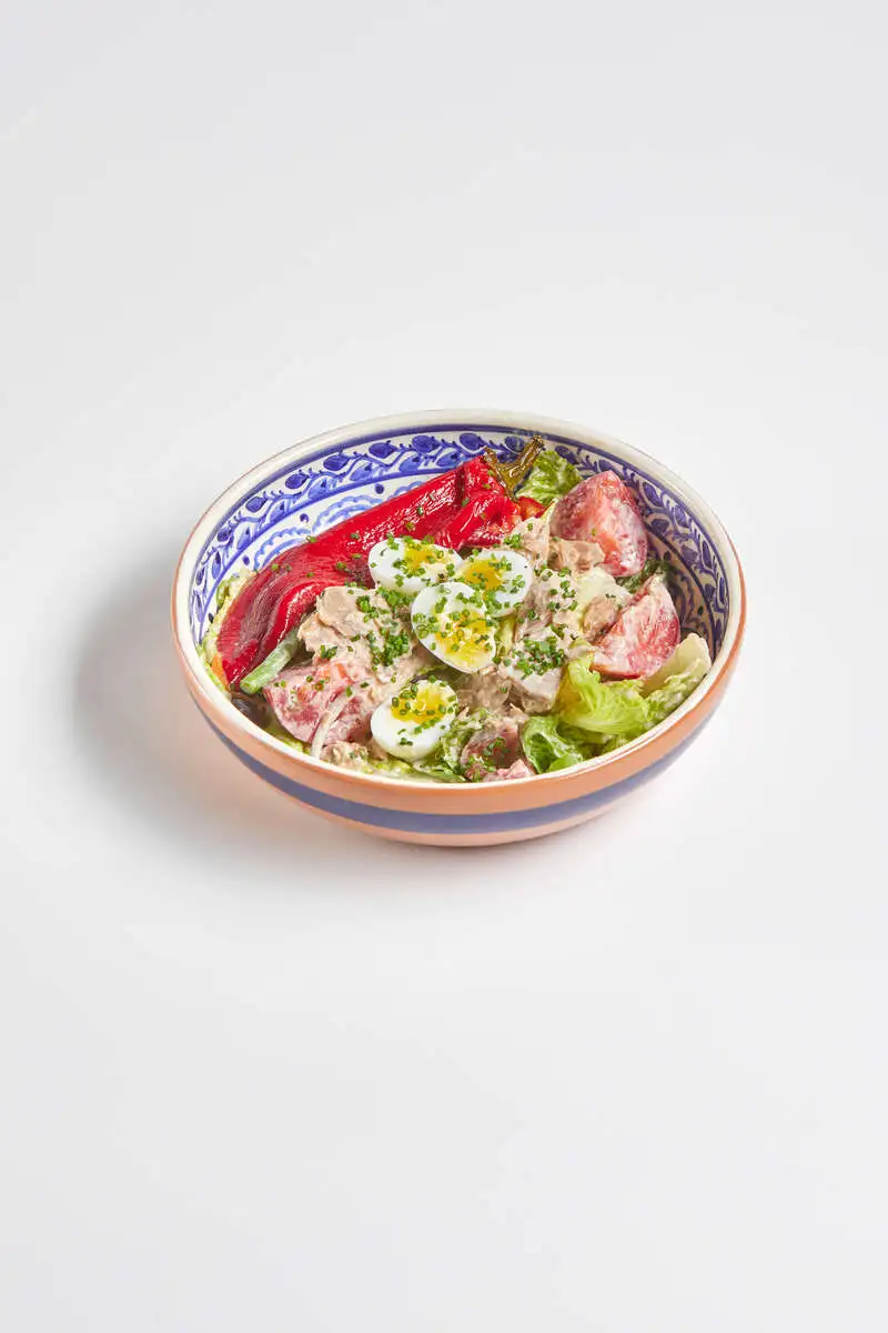 Салат нисуаз с тунцом и перцем рамиро