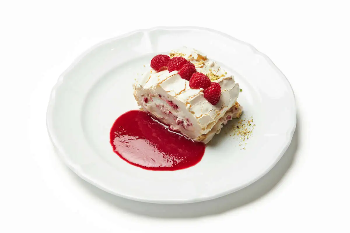 Меренговый рулет с малиной