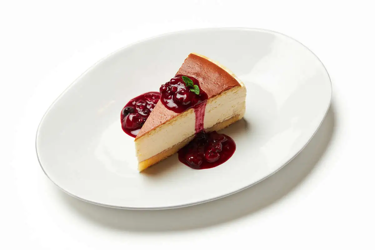 Чизкейк с ягодным соусом