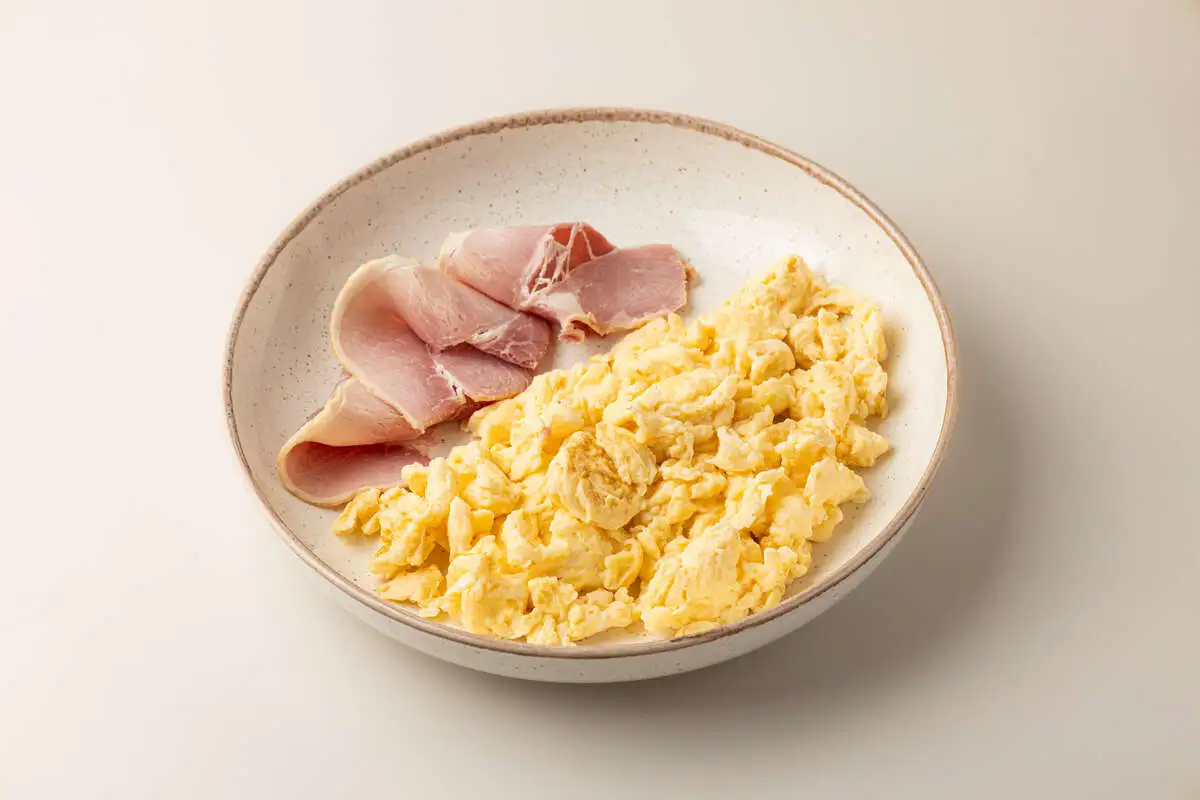 Скрембл с окороком