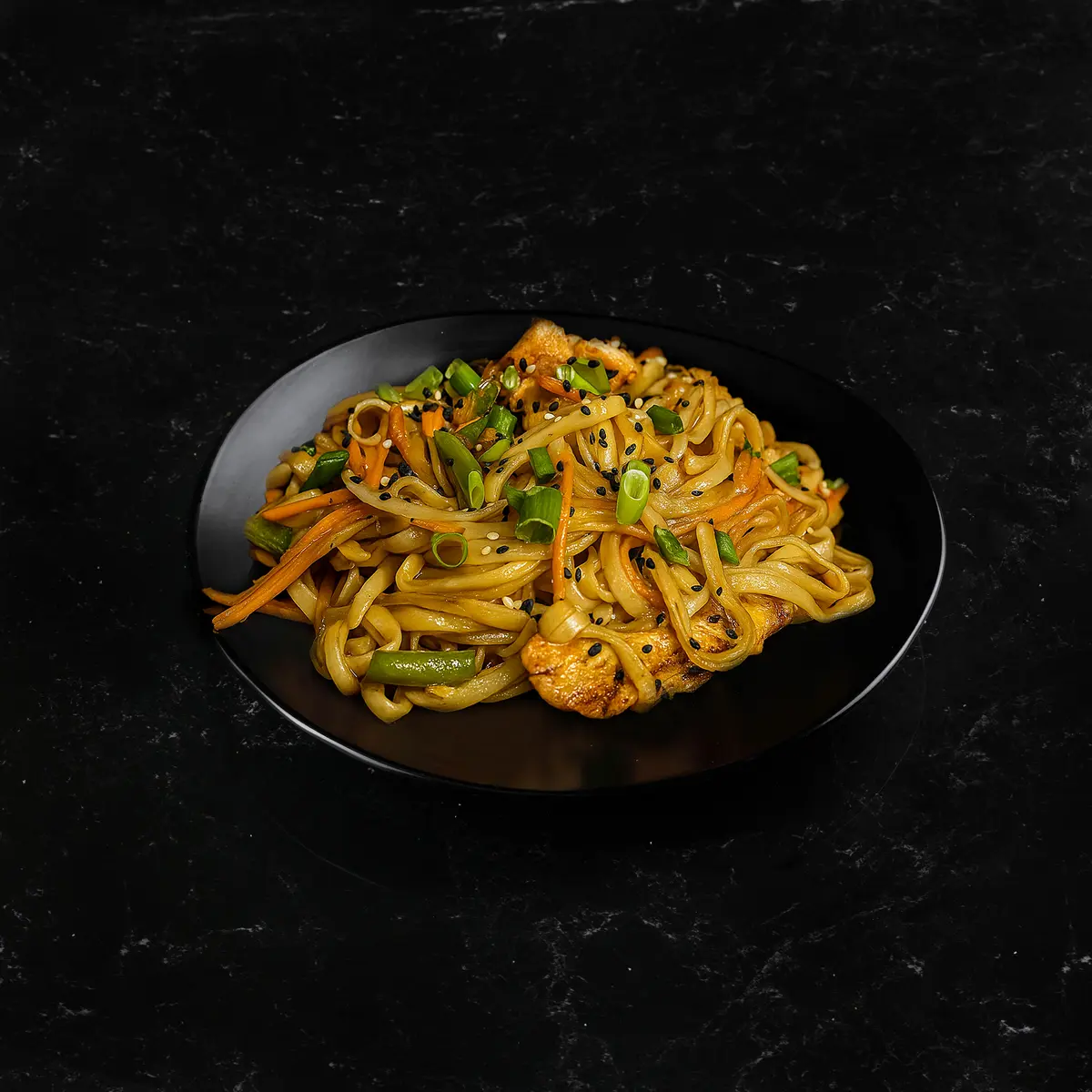 Лапша с курицей и соусом чефань