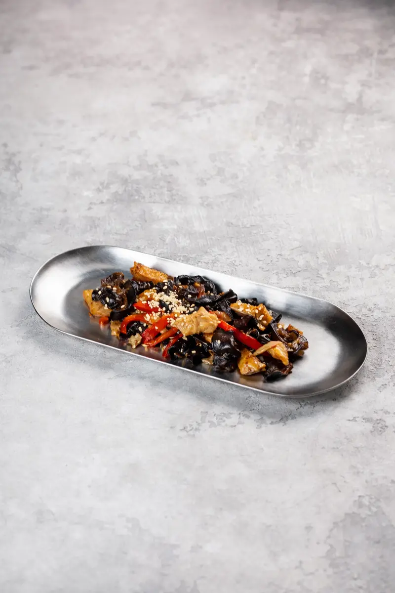 Салат с древесными грибами и свининой