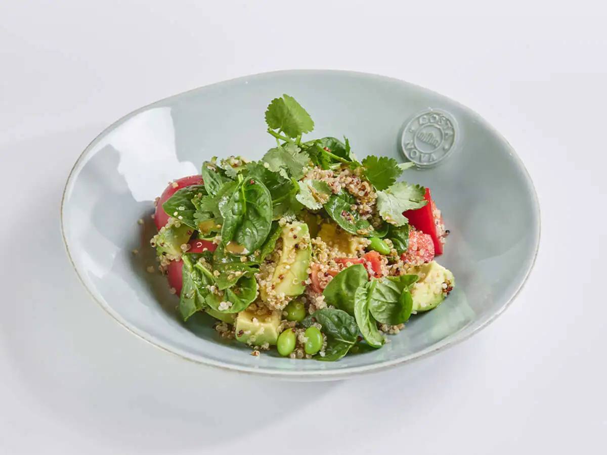 Салат с авокадо, томатами и киноа