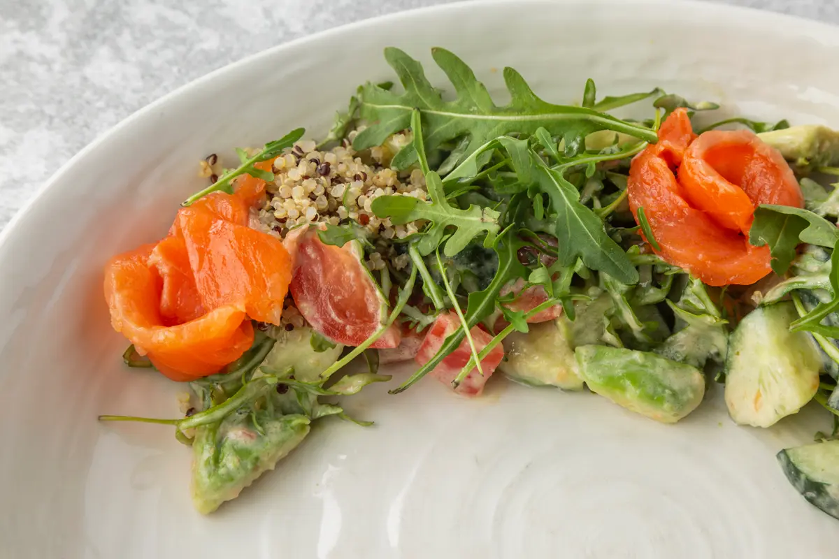 Салат из киноа с форелью и авокадо