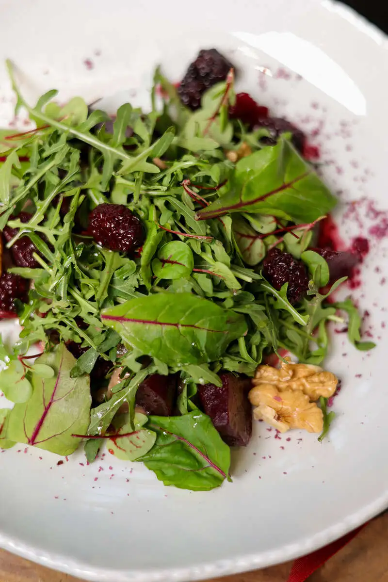 Свежий салат с виноградом и смородиной