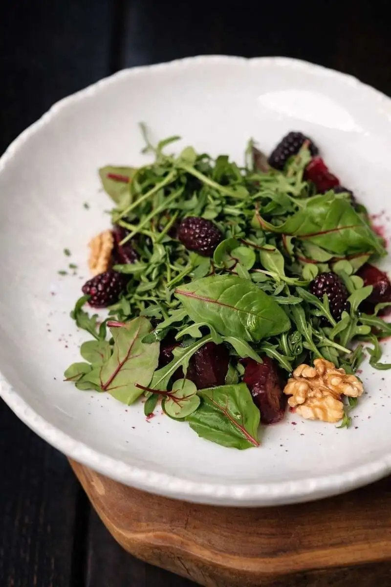 Салат с ежевикой