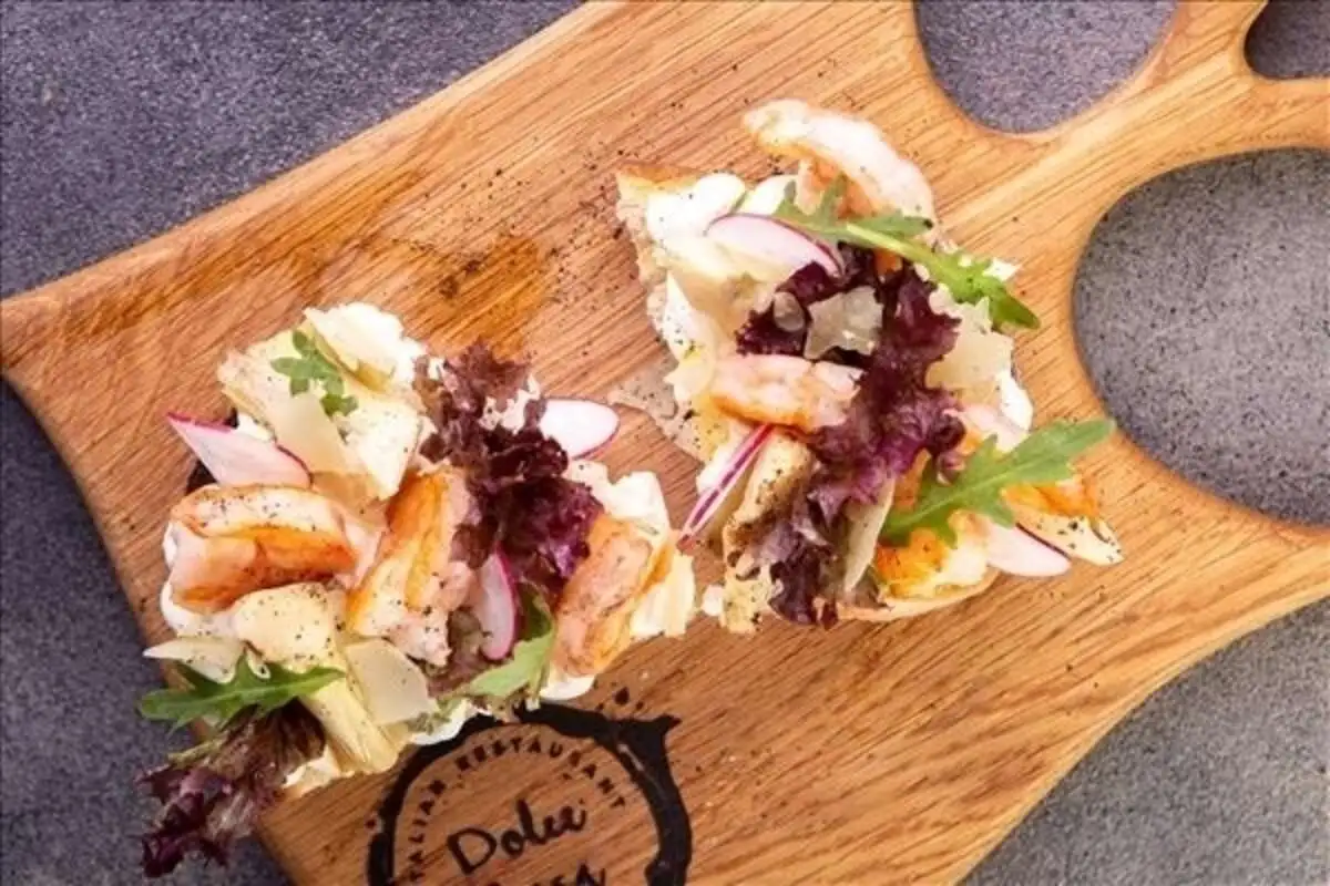 Брускетта с креветками и артишоками