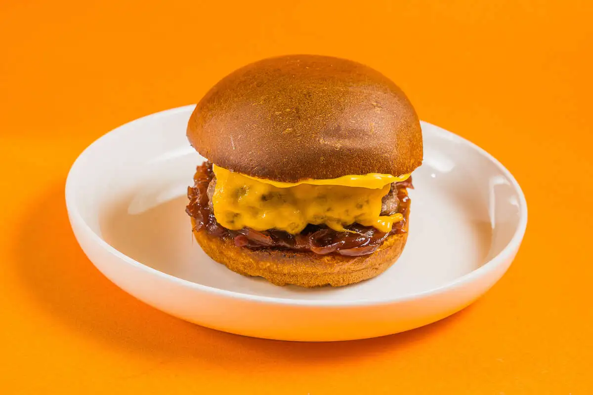 Бургер с говядиной и сыром Чеддер