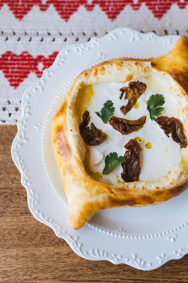 Хачапури со страчателлой и вяленными томатами