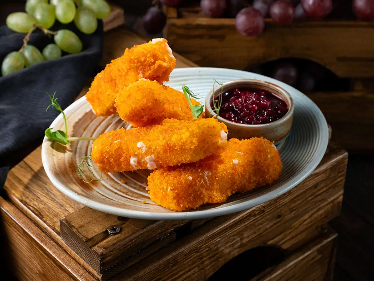 Сырные палочки с брусничным соусом