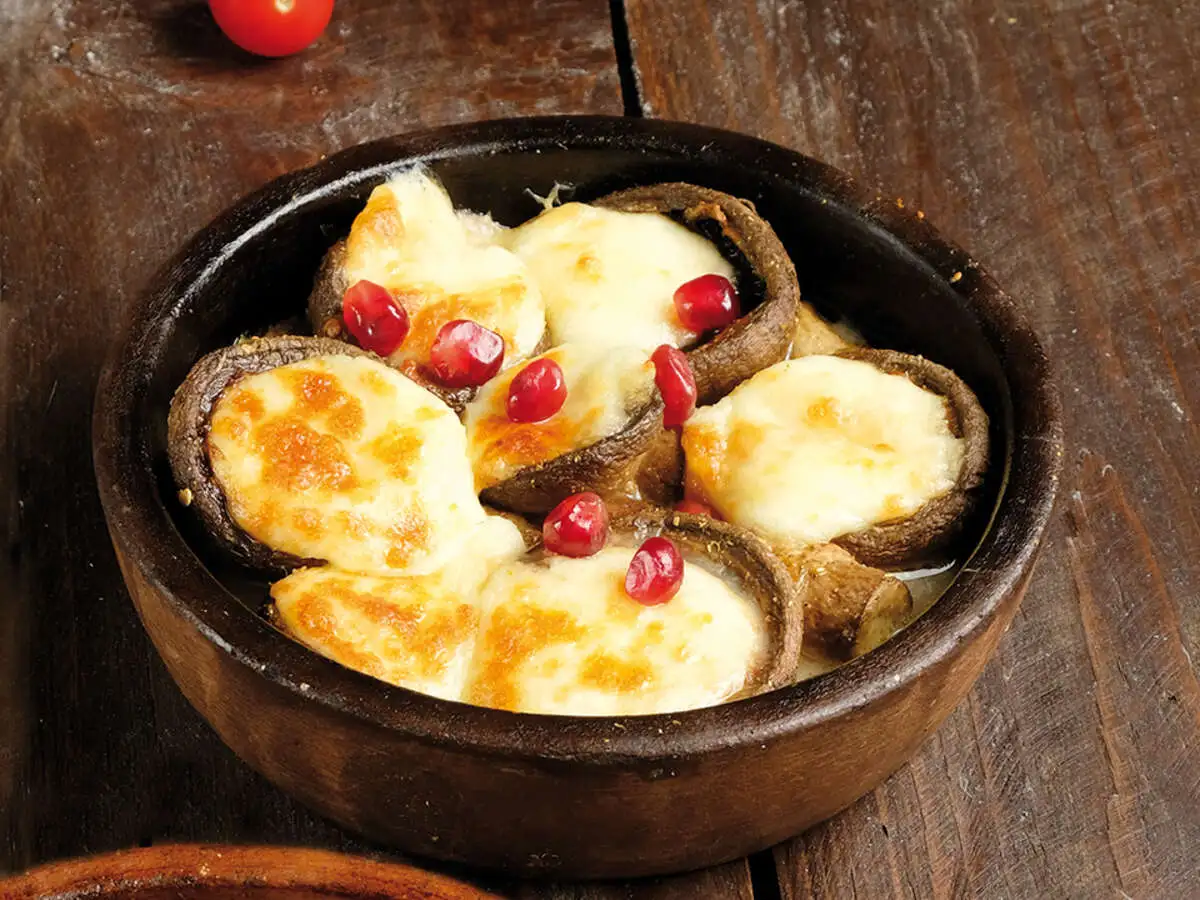 Шампиньоны с запеченным сулугуни