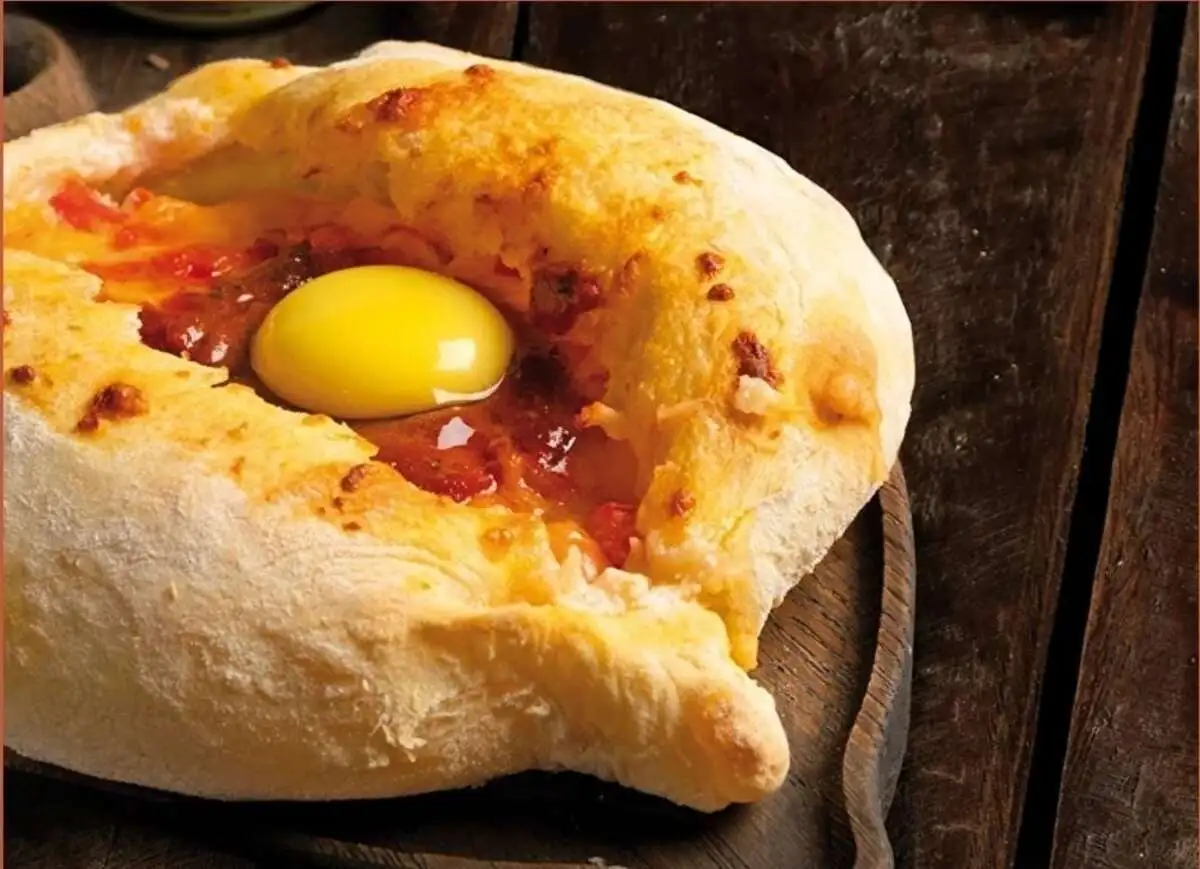 Хачапури по-аджарски с томатной сальсой