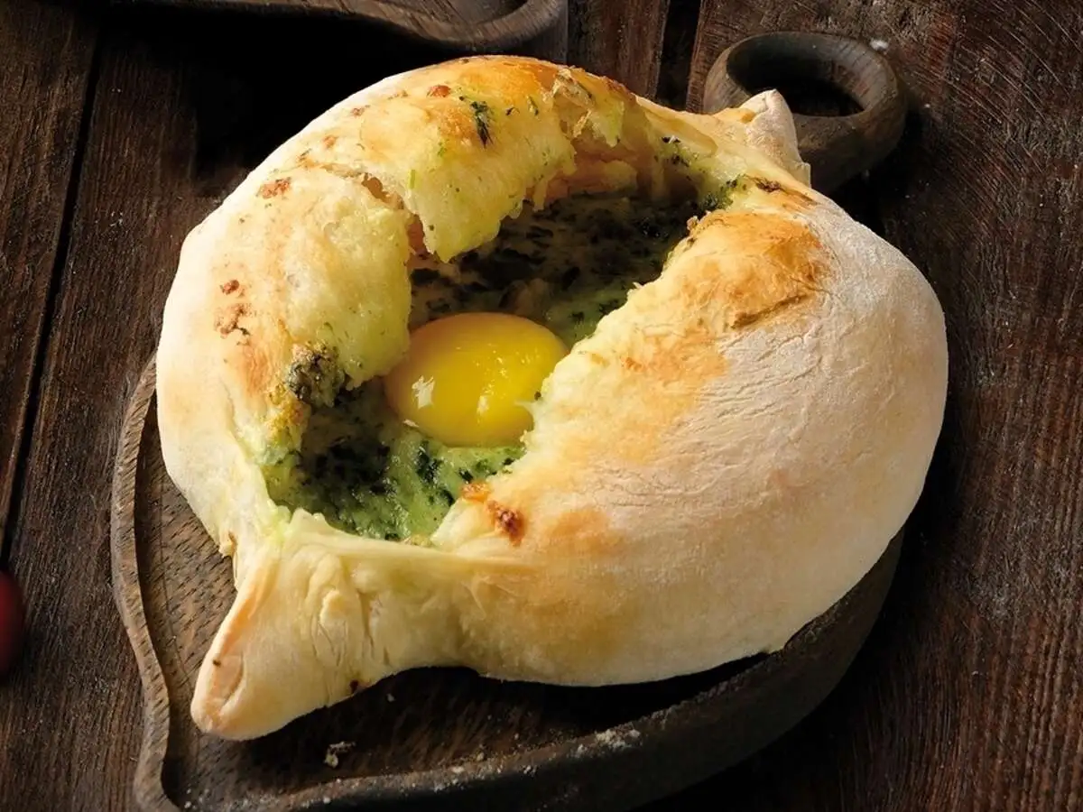 Хачапури по-аджарски со шпинатом