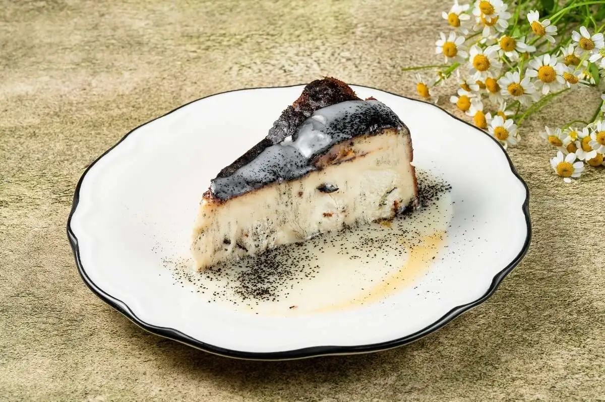 Баскский чизкейк с маком и фисташкой