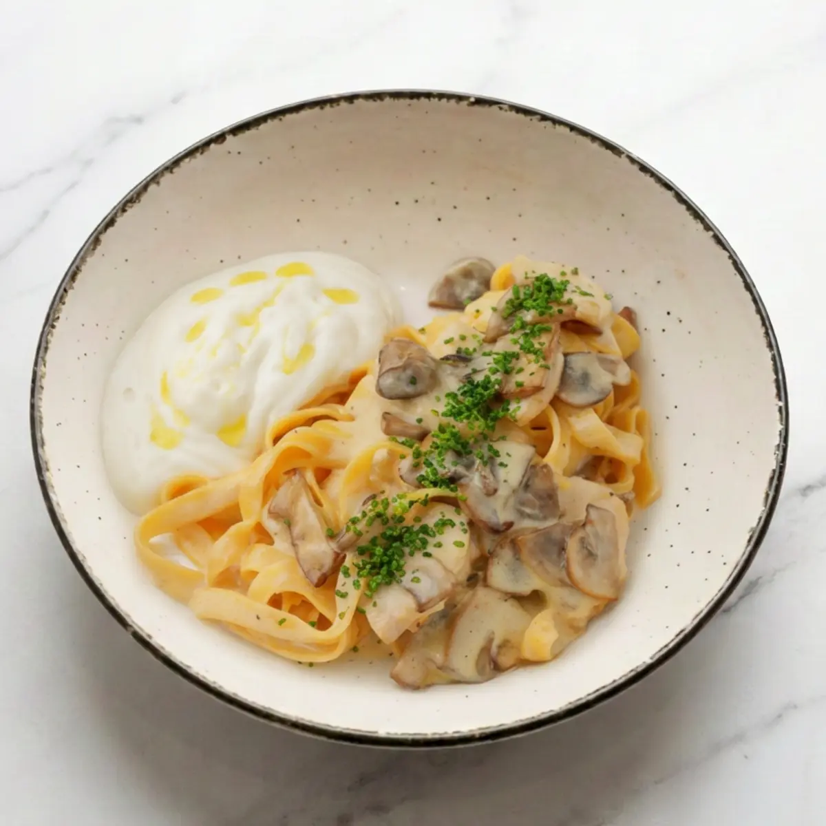 Фетучини, курица, грибы, соус карбонара