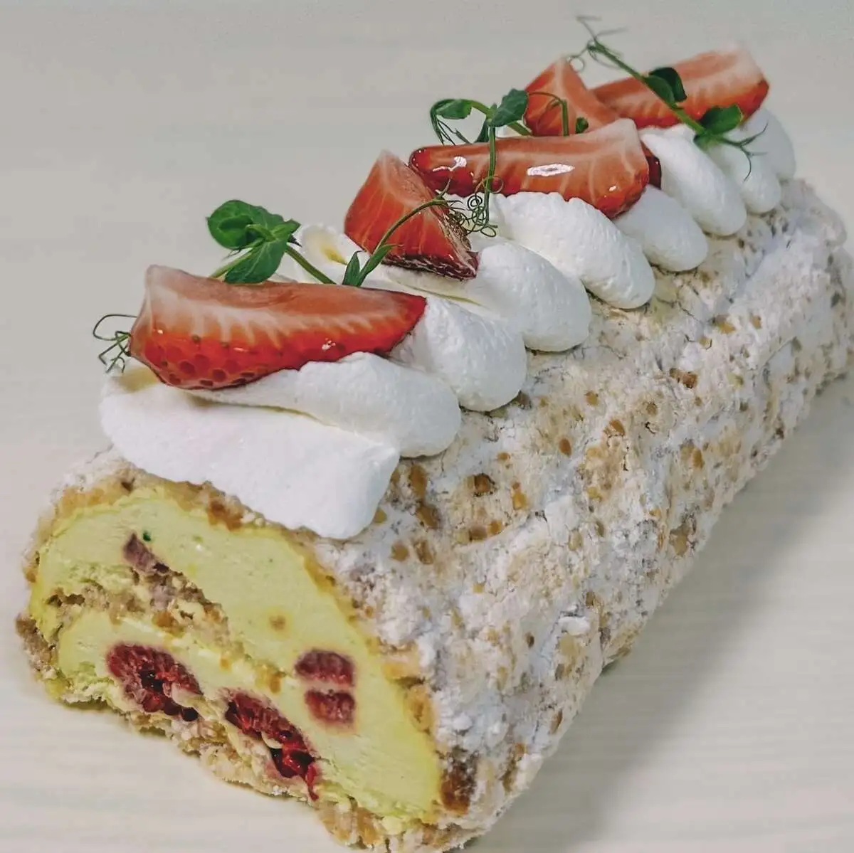 Рулет "Павлова" фисташковый