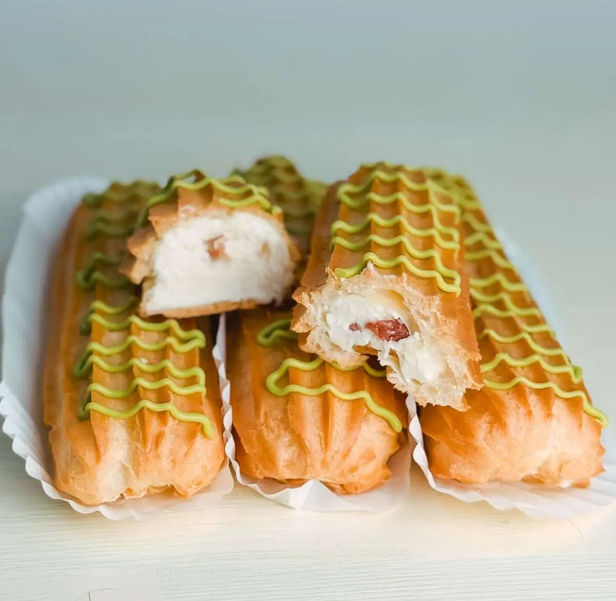 Эклер с кремом личи