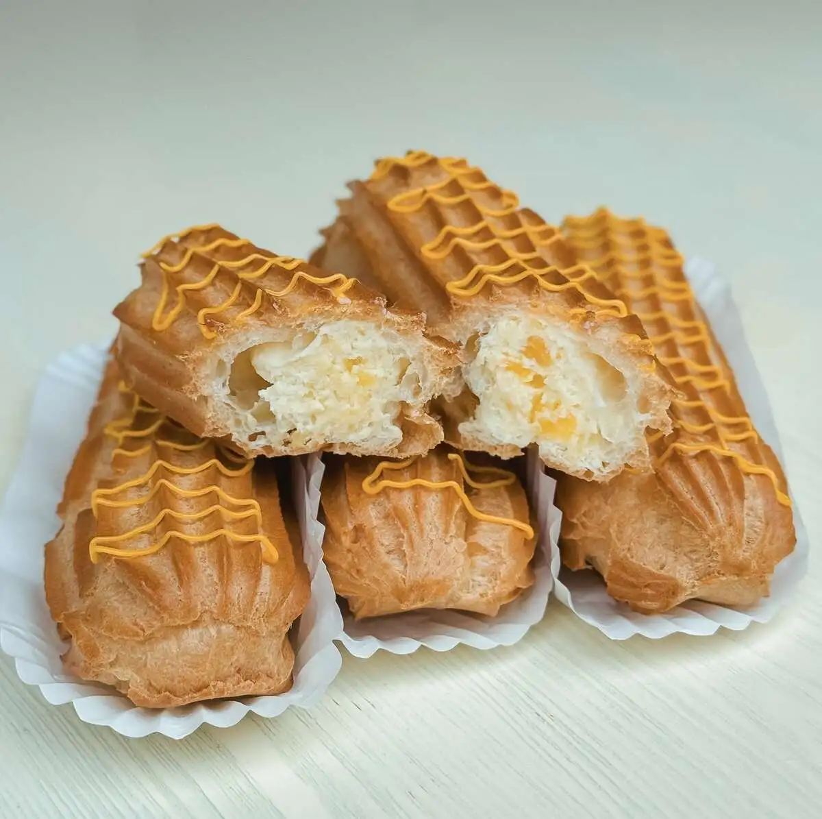 Эклер с кремом манго